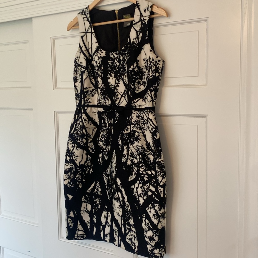 Sleeveless back zip dress, bowtie at waist. - Picture 3 of 4
